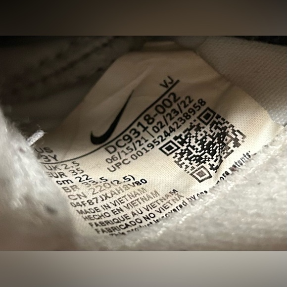 Used Kids Nike Air Max Dawn Black& White- size 3 - Picture 11 of 13